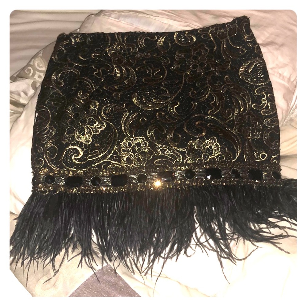 Skirt with feathers --new without tag
